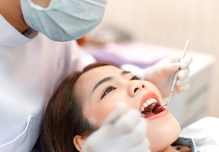 予防歯科でメンテナンスを受ける女性